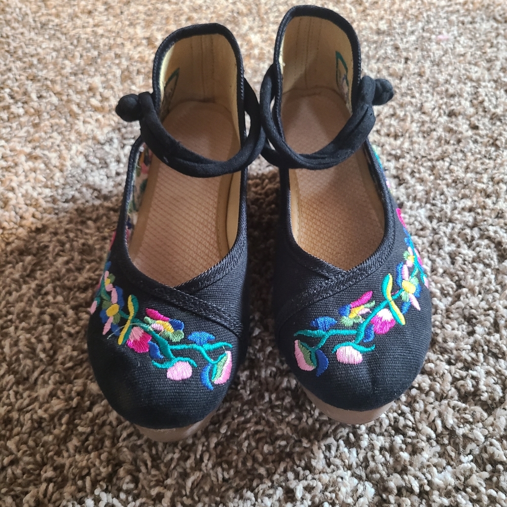 Embroidered wedge sandals, size 37 EU
